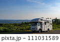 快晴の摩周湖展望台に立つキャンピングカー 111031589