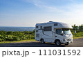 快晴の摩周湖展望台に立つキャンピングカー 111031592