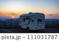 摩周湖展望台から沈む夕陽を背景にするキャンピングカー 111031787