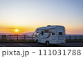 摩周湖展望台から沈む夕陽を背景にするキャンピングカー 111031788