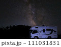 摩周湖展望台にかかる見事な天の川を背景にしたキャンピングカー 111031831