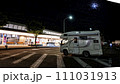 夜の明石サービスエリアで休憩するキャンピングカー 111031913