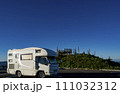 快晴の八幡平山頂駐車場に立つキャンピングカー 111032312