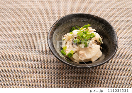 ツナマヨを和えた和風大根サラダ ツナマヨを和えた和風大根サラダ 111032531