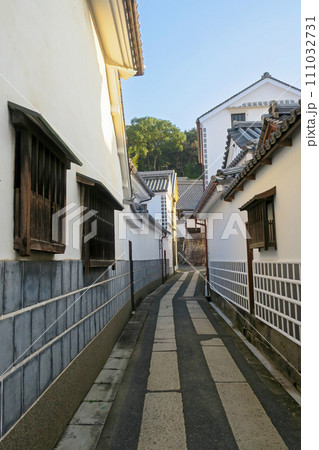 岡山・倉敷美観地区 路地裏の美しい海鼠壁 岡山・倉敷美観地区 路地裏の美しい海鼠壁 111032731