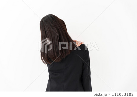 肩が凝る若い女性 ビジネスシーン  111033185