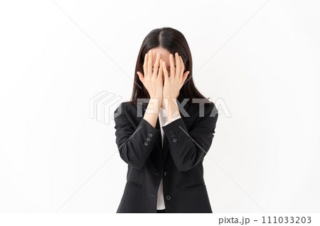 顔を覆うビジネスウーマン 20代女性 111033203