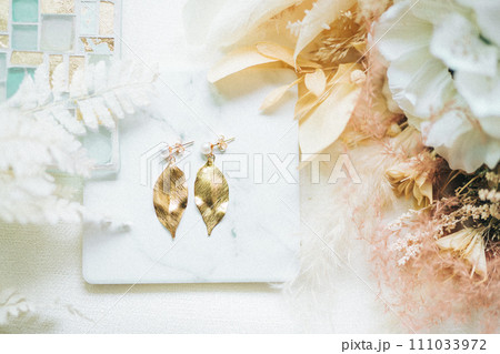 金色の葉っぱのハンドメイドアクセサリー 111033972