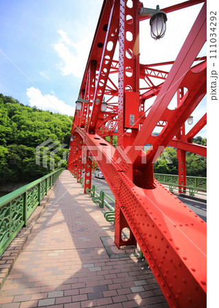奥多摩湖に架かる峰谷橋(日本 東京都西多摩郡) 奥多摩湖に架かる峰谷橋(日本 東京都西多摩郡) 111034292