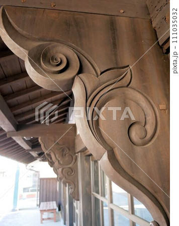 古い木造建築の腕木 佐賀県塩田町(塩田宿) 古い木造建築の腕木 佐賀県塩田町(塩田宿) 111035032