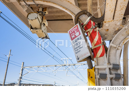 駅のホームに設置された非常停止ボタン 111035200