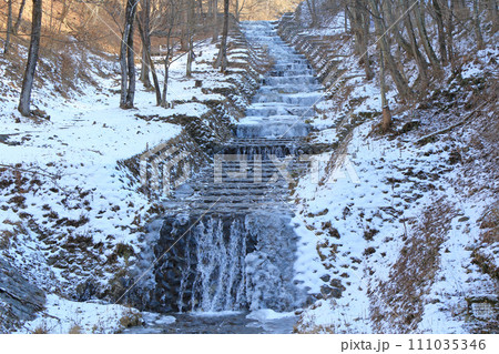 牛伏川のフランス式階段工 凍てつく冬 牛伏川のフランス式階段工 凍てつく冬 111035346