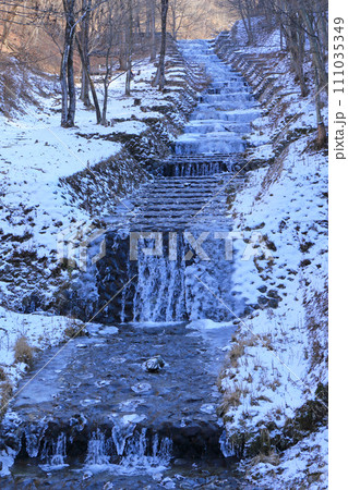 牛伏川のフランス式階段工　凍てつく冬 111035349