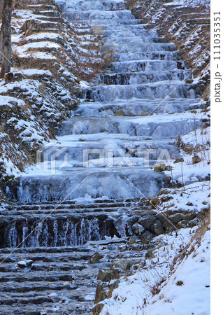 牛伏川のフランス式階段工　凍てつく冬 111035351