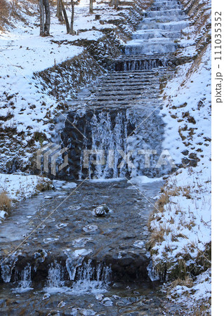 牛伏川のフランス式階段工　凍てつく冬 111035352