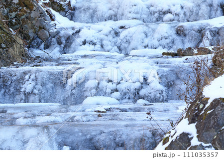 牛伏川のフランス式階段工　凍てつく冬 111035357