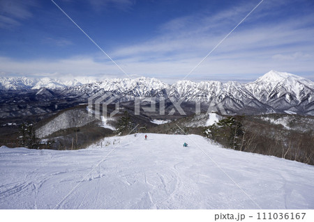 冬の戸隠連峰を望むゲレンデ（長野県） 111036167