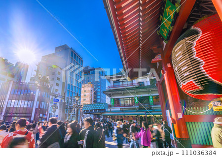 日本の東京都市景観 1月・コロナ禍前のように観光客らで賑う浅草寺…希望の光…マ不要…＝27日 111036384