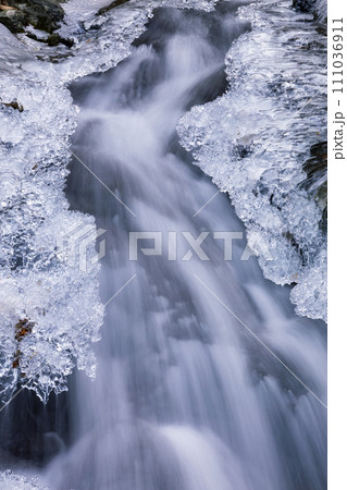氷瀑 111036911