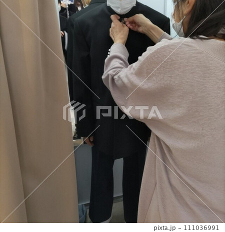 学生服の試着　〜Trying on school uniforms 111036991