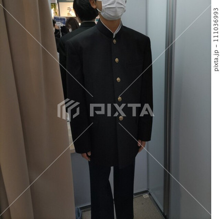 学生服の試着　〜Trying on school uniforms 111036993
