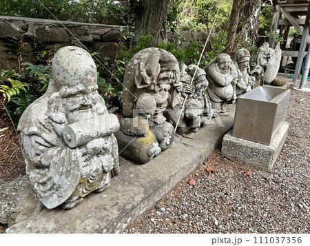 1800年よりも前から人々を見守る七福神様たち 111037356
