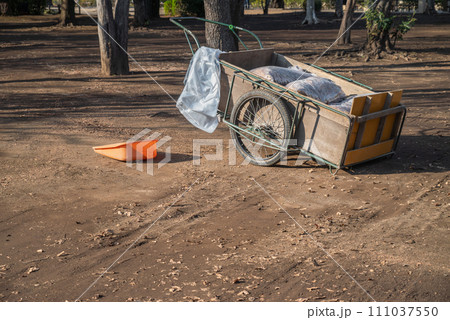 公園の掃き掃除 落ち葉を積んだリヤカー 公園の掃き掃除 落ち葉を積んだリヤカー 111037550