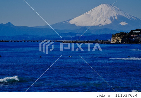 稲村ケ崎海岸より江の島 富士山望遠 稲村ケ崎海岸より江の島 富士山望遠 111037634