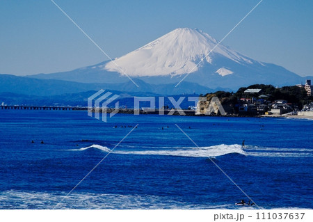稲村ケ崎海岸より江の島 富士山望遠 稲村ケ崎海岸より江の島 富士山望遠 111037637