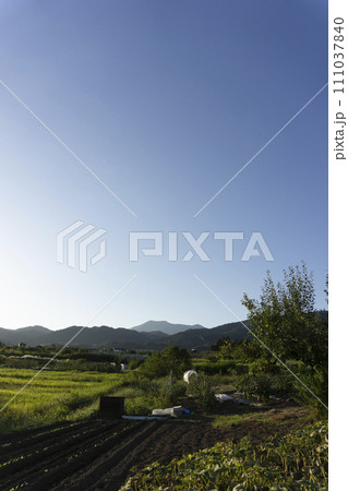 飯綱山を入れた空（長野市） 111037840