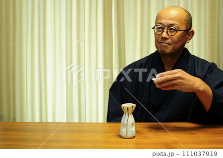 着物でお酒楽しむ男性 着物でお酒楽しむ男性 111037919
