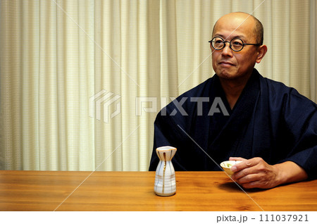 着物でお酒楽しむ男性 着物でお酒楽しむ男性 111037921