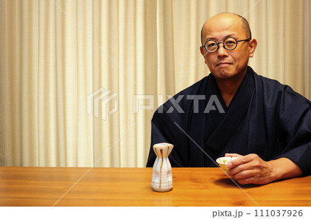 着物でお酒楽しむ男性 着物でお酒楽しむ男性 111037926