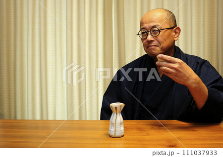 着物でお酒楽しむ男性 着物でお酒楽しむ男性 111037933