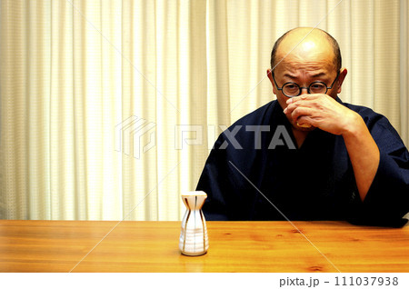 着物でお酒楽しむ男性 111037938