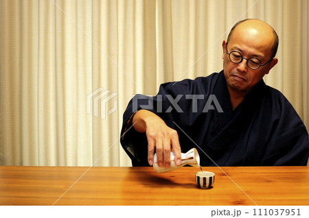 着物でお酒楽しむ男性 着物でお酒楽しむ男性 111037951
