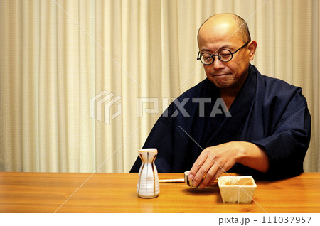 着物でお酒楽しむ男性 着物でお酒楽しむ男性 111037957