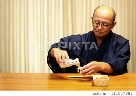 着物でお酒楽しむ男性 着物でお酒楽しむ男性 111037963