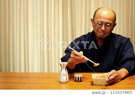 着物でお酒楽しむ男性 111037969