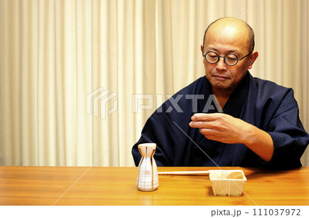 着物でお酒楽しむ男性 着物でお酒楽しむ男性 111037972