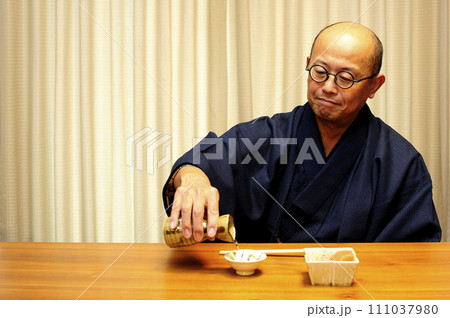 着物でお酒楽しむ男性 着物でお酒楽しむ男性 111037980