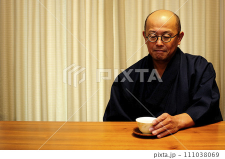 和装でくつろぐ中年男性 和装でくつろぐ中年男性 111038069