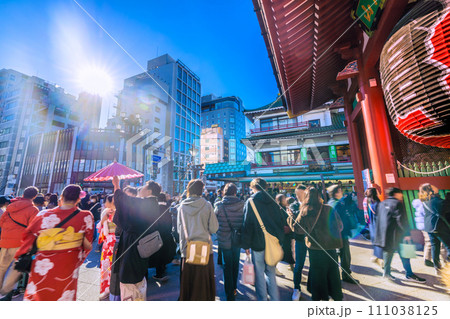 日本の東京都市景観 JN.1増加・コロナ禍前のように観光客らで賑う浅草寺…希望の光…マ不要…＝27日 111038125