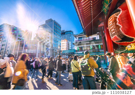 日本の東京都市景観 JN.1増加・コロナ禍前のように観光客らで賑う浅草寺…希望の光…マ不要…=27日 日本の東京都市景観 JN.1増加・コロナ禍前のように観光客らで賑う浅草寺…希望の光…マ不要…=27日 111038127