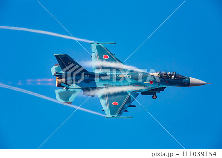 空を飛ぶF-2戦闘機 空を飛ぶF-2戦闘機 111039154