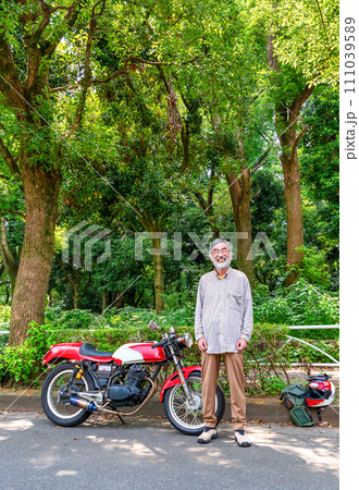 バイクライフ　笑顔のシニアライダーと旧車 111039589