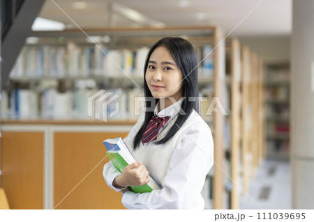 カメラ目線で微笑む女子高校生 図書室 カメラ目線で微笑む女子高校生 図書室 111039695