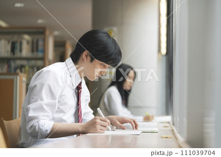 図書室で勉強する高校生　撮影協力：有明教育芸術短期大学 111039704