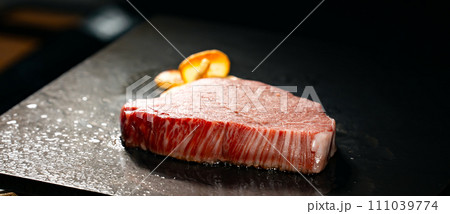 生肉 鉄板 ステーキ 生肉 鉄板 ステーキ 111039774