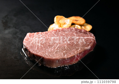 生肉 鉄板 ステーキ 生肉 鉄板 ステーキ 111039798